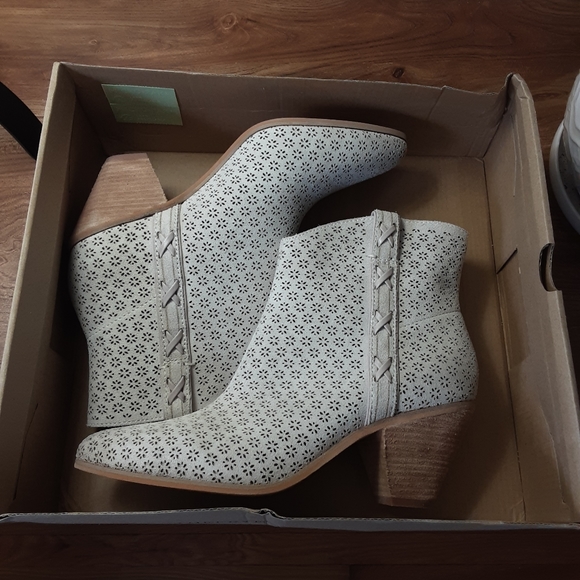 ⛔SOLD!!Frye&Co Maley Perforated Bootie Women - Picture 11 of 11